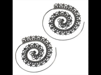 Load image into Gallery viewer, Messingohrringe versilbert Spiralen Herzen Punkte Ornamente 925 sterling Silber - chic-net.de
