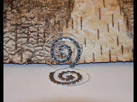 Load image into Gallery viewer, Messingohrringe versilbert Spiralen Tropfen-Formen Punkte Ornament 925 sterling Silber - chic-net.de
