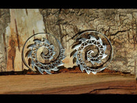 Load image into Gallery viewer, Messingohrringe versilbert Spiralen Zacken Dreiecke Muster 925 sterling Silber - chic-net.de

