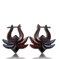 Cargar imagen en el visor de la galería, Narra Holz Pin Ohrringe Creolen Krake handgeschnitzt braun 39 mm - chic-net.de
