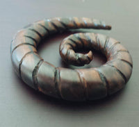 Cargar imagen en el visor de la galería, Narraholz Piercing Holz Spiralgravur dunkelbraun Spirale 4mm 6mm 8mm Dehnspirale - chic-net.de
