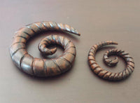 Cargar imagen en el visor de la galería, Narraholz Piercing Holz Spiralgravur dunkelbraun Spirale 4mm 6mm 8mm Dehnspirale - chic-net.de
