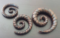 Cargar imagen en el visor de la galería, Narraholz Piercing Holz Spiralgravur dunkelbraun Spirale 4mm 6mm 8mm Dehnspirale - chic-net.de
