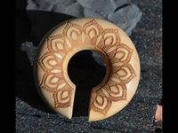 Load image into Gallery viewer, Ohr Donut Piercing Blüte Krokodilholz Ohrgewicht - chic-net.de
