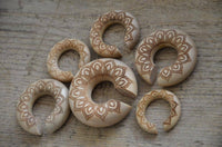 Load image into Gallery viewer, Ohr Donut Piercing Blüte Krokodilholz Ohrgewicht - chic-net.de
