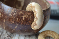 Load image into Gallery viewer, Ohr Donut Piercing Blüte Krokodilholz Ohrgewicht - chic-net.de
