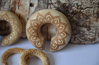 Load image into Gallery viewer, Ohr Donut Piercing Blüte Krokodilholz Ohrgewicht - chic-net.de
