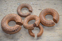 Load image into Gallery viewer, Ohr Donut Piercing griechisch Teakholz Ohrgewicht - chic-net.de
