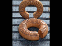 Load image into Gallery viewer, Ohr Donut Piercing griechisch Teakholz Ohrgewicht - chic-net.de
