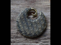 Load image into Gallery viewer, Ohrgewicht Brass Piercing 4mm Blume des Lebens Spirale - chic-net.de
