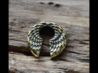 Load image into Gallery viewer, Ohrgewicht Brass Schachbrett Schlüsselloch Piercing - chic-net.de
