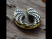 Load image into Gallery viewer, Ohrgewicht Brass Schachbrett Schlüsselloch Piercing - chic-net.de
