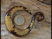 Load image into Gallery viewer, Ohrgewicht Ohr Dehner Holz gold bemalt Mandala Creole - chic-net.de
