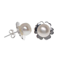 Cargar imagen en el visor de la galería, Ohrring in Blumenform mit Zuchtperle in der Mitte, Bügel aus Sterlingsilber - chic-net.de
