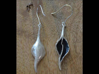 Load image into Gallery viewer, Ohrringe 925 Sterling Silber Blüte 40mm lang oxidiert - chic-net.de
