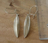 Load image into Gallery viewer, Ohrringe 925 Sterling Silber schmal gebürstet 37mm - chic-net.de
