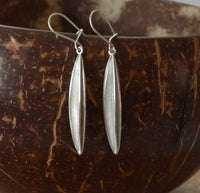 Load image into Gallery viewer, Ohrringe 925 Sterling Silber schmal gebürstet 37mm - chic-net.de
