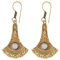 Cargar imagen en el visor de la galería, Ohrringe Axt Punkte verziert Mondstein Messing antik golden nickelfrei Ohrhänger Tribal Brass - chic-net.de
