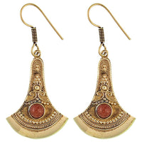 Cargar imagen en el visor de la galería, Ohrringe Axt Punkte verziert Sandstein Messing antik golden nickelfrei Ohrhänger Tribal Brass - chic-net.de
