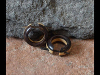 Cargar imagen en el visor de la galería, Ohrringe Buaya Holz Sonoholz kleine Creolen Pin- Stick - chic-net.de
