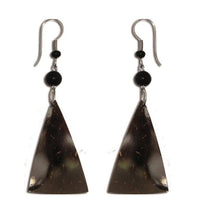 Cargar imagen en el visor de la galería, Ohrringe Dreieck Form Kokosholz dunkelbraun, helle Maserung Ohrhänger Edelstahl - chic-net.de
