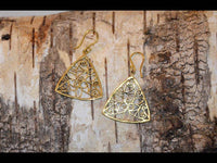 Cargar imagen en el visor de la galería, Ohrringe Dreieck Mandel Spiralen Messing antik golden Tribal Brass Ohrhänger nickelfrei Schmuck - chic-net.de
