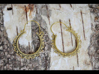 Load image into Gallery viewer, Ohrringe dunkel Punkte Dreiecke Kreise Messing Brass antik golden Tribal nickelfrei Schmuck Piercing - chic-net.de
