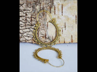 Load image into Gallery viewer, Ohrringe dunkel Punkte Dreiecke Kreise Messing Brass antik golden Tribal nickelfrei Schmuck Piercing - chic-net.de
