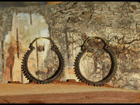 Load image into Gallery viewer, Ohrringe dunkel Punkte Dreiecke rund Messing Brass antik golden Tribal nickelfrei Schmuck Piercing - chic-net.de
