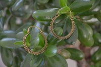 Load image into Gallery viewer, Ohrringe dunkel Punkte Dreiecke rund Messing Brass antik golden Tribal nickelfrei Schmuck Piercing - chic-net.de
