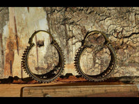 Load image into Gallery viewer, Ohrringe dunkel Punkte Dreiecke rund Messing Brass antik golden Tribal nickelfrei Schmuck Piercing - chic-net.de
