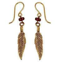 Load image into Gallery viewer, Ohrringe Federn Stein weinrot Messing antik golden Tribal Ohrhänger - chic-net.de
