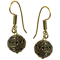 Load image into Gallery viewer, Ohrringe hohl Kugel Dreiecke Seile Messing antik golden Ohrhänger nickelfrei dunkel Tribal Brass - chic-net.de
