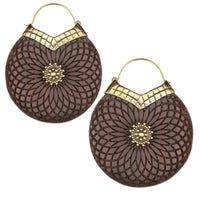 Load image into Gallery viewer, Ohrringe Holz Brass Blume Bügel gold Gravur Dahlie - chic-net.de
