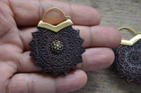 Load image into Gallery viewer, Ohrringe Holz Brass Blume Bügel gold Gravur zackig - chic-net.de
