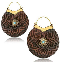 Load image into Gallery viewer, Ohrringe Holz Brass Blume Türkis Bügel gold Gravur - chic-net.de
