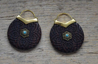 Load image into Gallery viewer, Ohrringe Holz Brass Blume Türkis Bügel gold Gravur - chic-net.de
