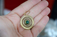 Load image into Gallery viewer, Ohrringe Jade Zopf Kreis Punkte Dreiecke Messing antik golden Ohrhänger nickelfrei Tribal Brass - chic-net.de
