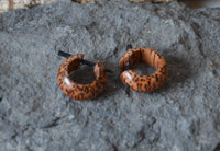 Cargar imagen en el visor de la galería, Ohrringe Kokos Holz kleine Creolen Pin Stick 15mm - chic-net.de
