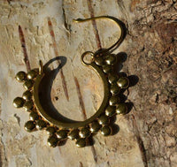 Cargar imagen en el visor de la galería, Ohrringe Kugel Dreiecke oxidiert Tribal Messing Brass antik golden nickelfrei Schmuck Piercing - chic-net.de
