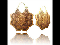 Load image into Gallery viewer, Ohrringe Mandala Blume Holz Brass Bügel golden Gravur braun dunkelbraun Schmuck - chic-net.de
