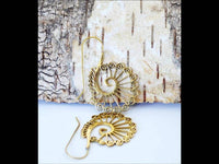 Load image into Gallery viewer, Ohrringe Messing antik golden Tribal Ohrhänger Spiralen Stäbe starr Haken - chic-net.de
