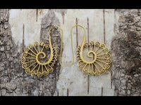 Load image into Gallery viewer, Ohrringe Messing antik golden Tribal Ohrhänger Spiralen Stäbe starr Haken - chic-net.de
