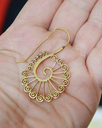 Load image into Gallery viewer, Ohrringe Messing antik golden Tribal Ohrhänger Spiralen Stäbe starr Haken - chic-net.de

