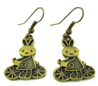Load image into Gallery viewer, Ohrringe Messing Damen Ohrhänger Kupfer Ohrschmuck Schmuck Hase auf Fahrrad - chic-net.de
