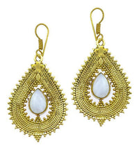 Cargar imagen en el visor de la galería, Ohrringe Mondstein Tropfen Zopf Spitzen Kreuz Messing antik golden nickelfrei Tribal Brass Ohrhänger - chic-net.de
