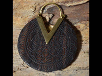 Cargar imagen en el visor de la galería, Ohrringe Narra Holz Brass gold Zacke Blume Mandala - chic-net.de
