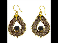 Load image into Gallery viewer, Ohrringe Onyx Zopf Tropfen Punkte Kreuz Messing antik golden Ohrhänger nickelfrei Tribal Brass - chic-net.de
