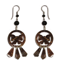 Cargar imagen en el visor de la galería, Ohrringe rund Schmetterling gestanzt Kokosholz dunkelbraun Maserung mit Anhänger - chic-net.de

