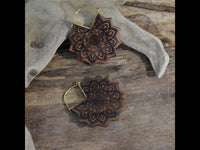 Cargar imagen en el visor de la galería, Ohrringe Sonnenblume Holz Brass Bügel gold Gravur 38mm - chic-net.de
